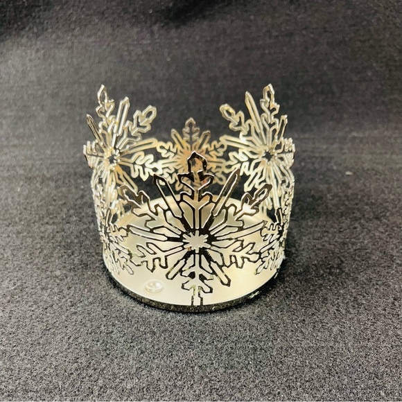 Bath & Body Works BBW 3-Wick Jar Metal Candle Holder Sleeve - Snowflakes - Picture 2 of 13